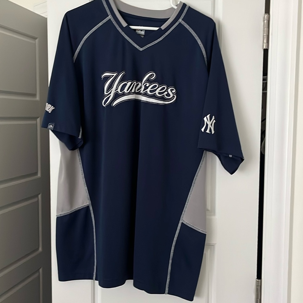 Men’s New York Yankees shirt